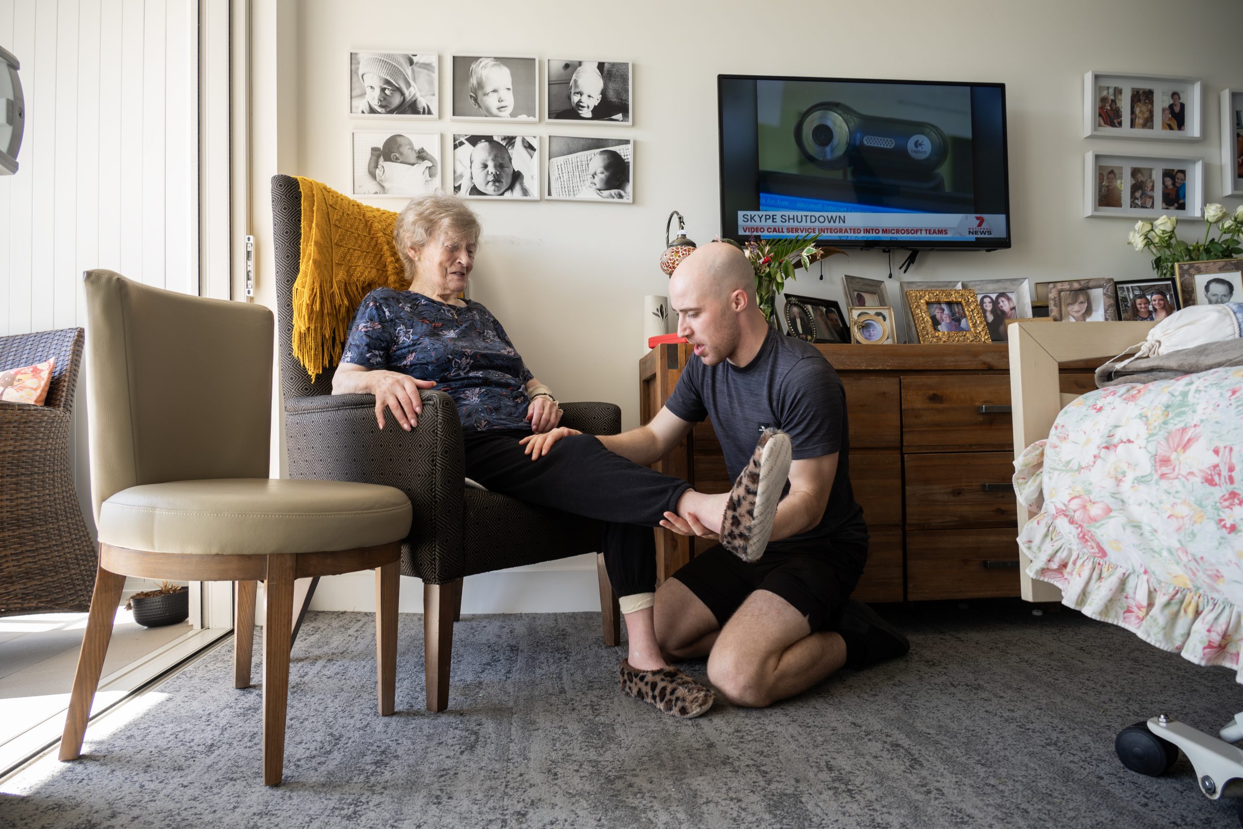 GM Physiotherapy physiotherapist doing seated lower limb exercises with an older client at home in Coombabah