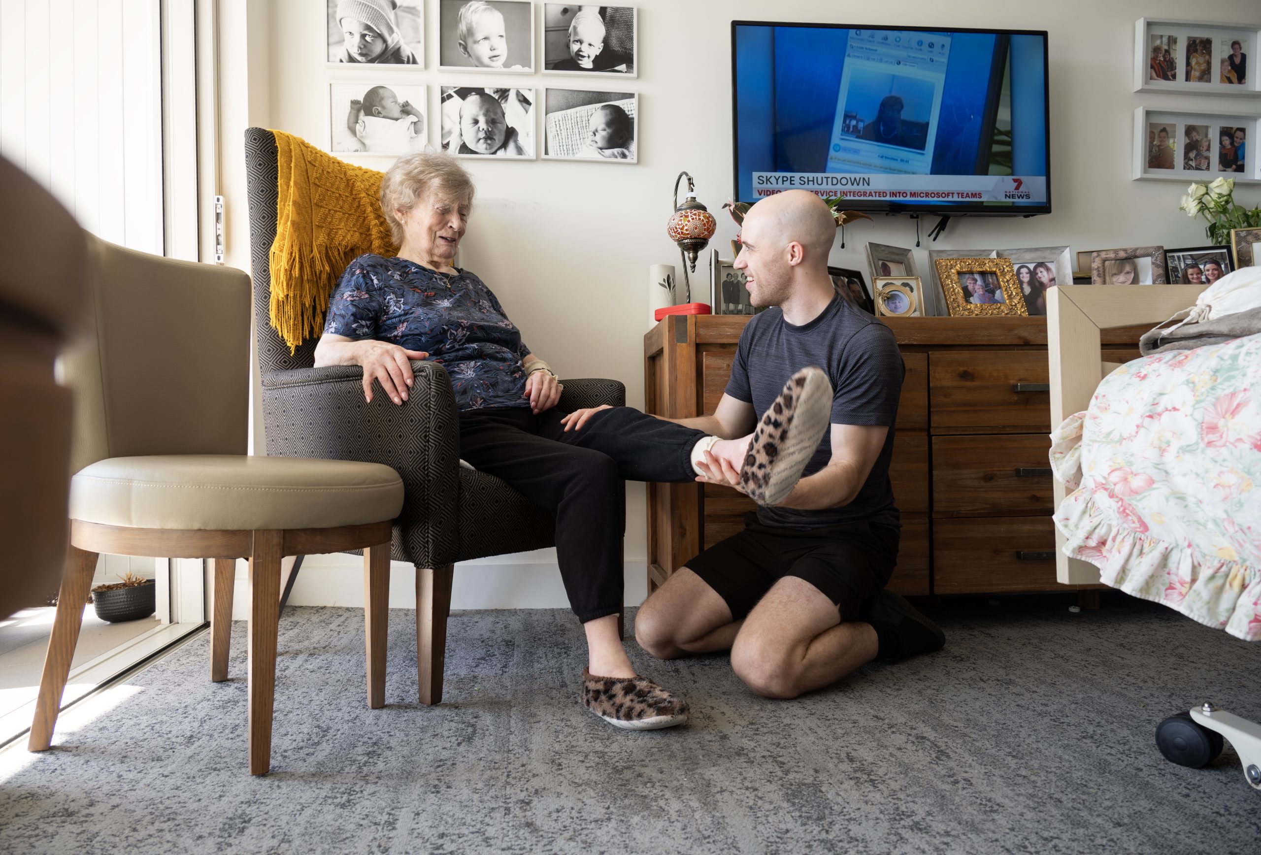 GM Physiotherapy physiotherapist doing lower limb exercises with an older client at home in Paradise Point